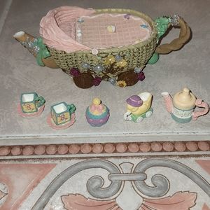 Collectible tea kettle style decoration with minis